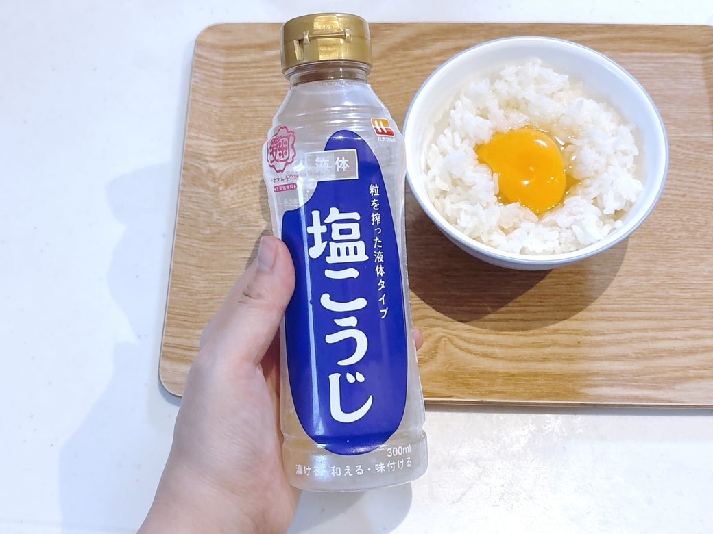 卵かけごはんに「液体塩こうじ」をかける