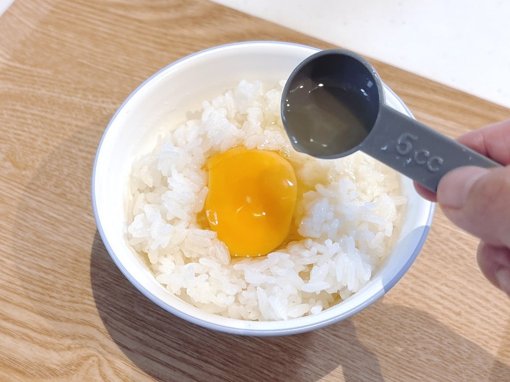 手順2.ごはんの上に塩こうじを回しかける