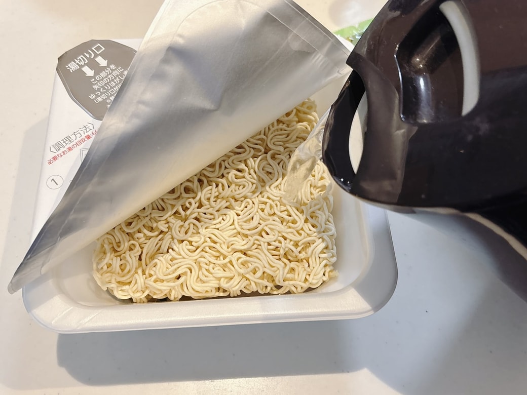 手順1．お湯を注ぎ、カップ焼きそばを作る