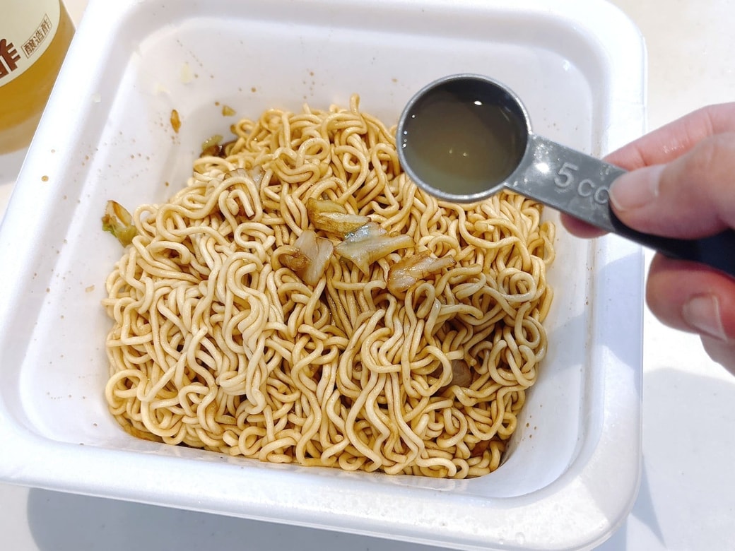 手順2．できあがったカップ焼きそばにお酢を加えて混ぜる