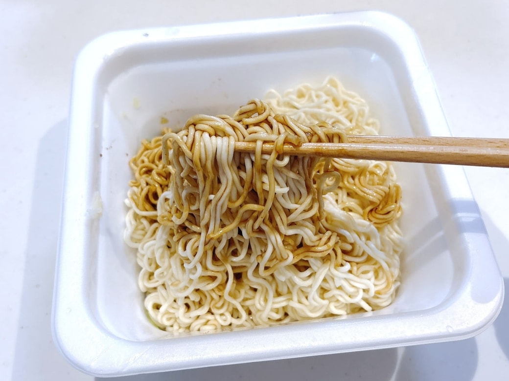 しっかりと湯切りして、付属のソースを絡める