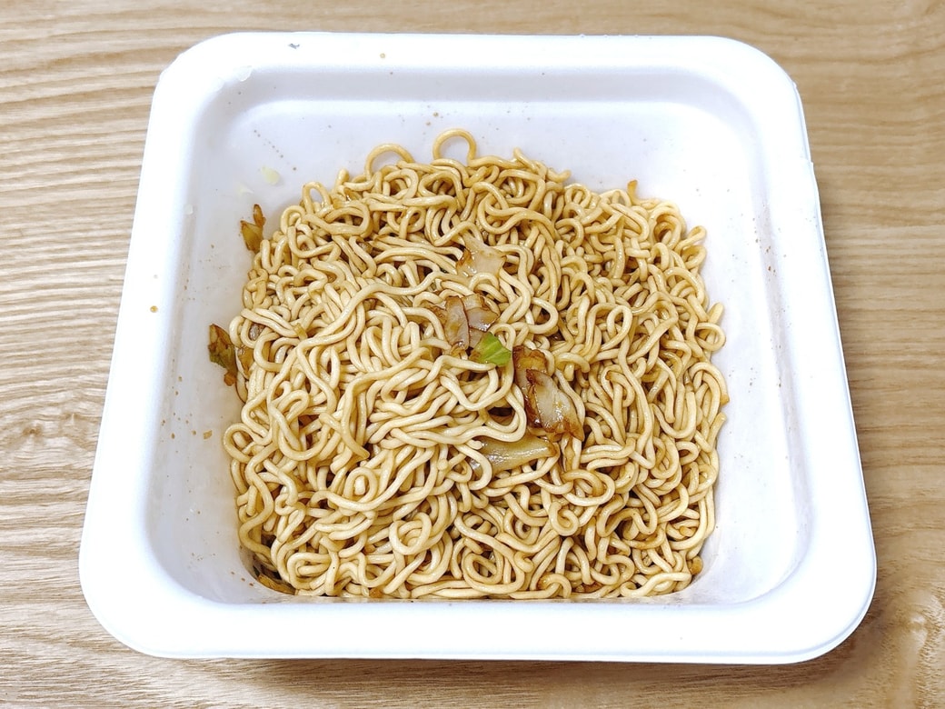 できあがった「お酢入りカップ焼きそば」