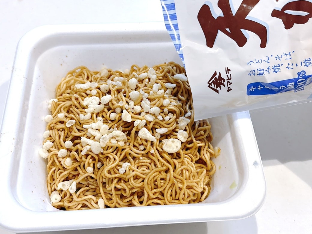 手順2.カップ焼きそばに天かすをかける