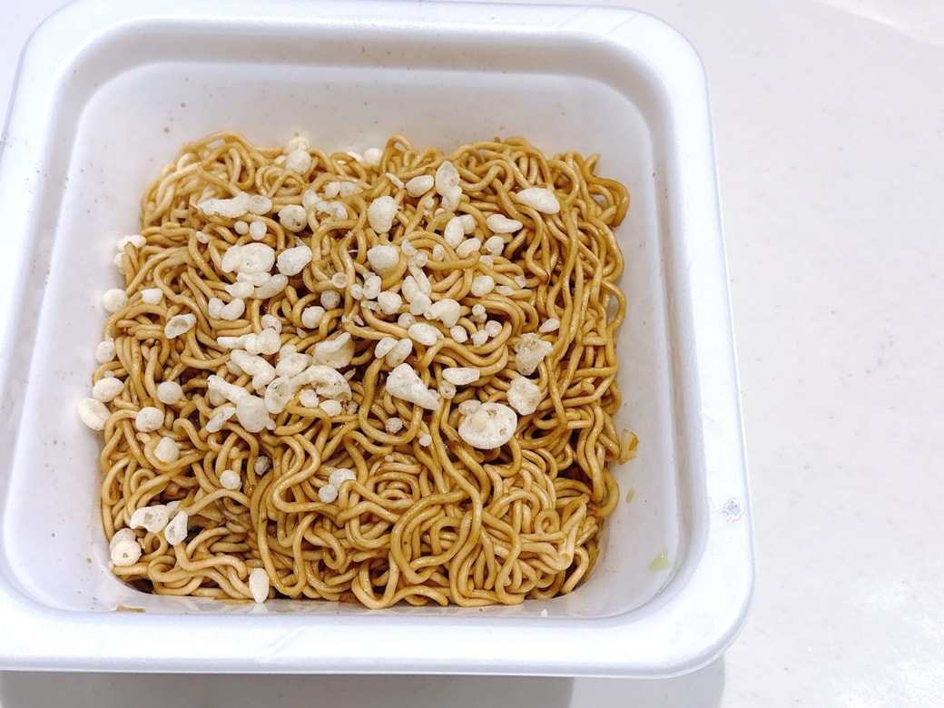 できあがった「天かす入りカップ焼きそば」