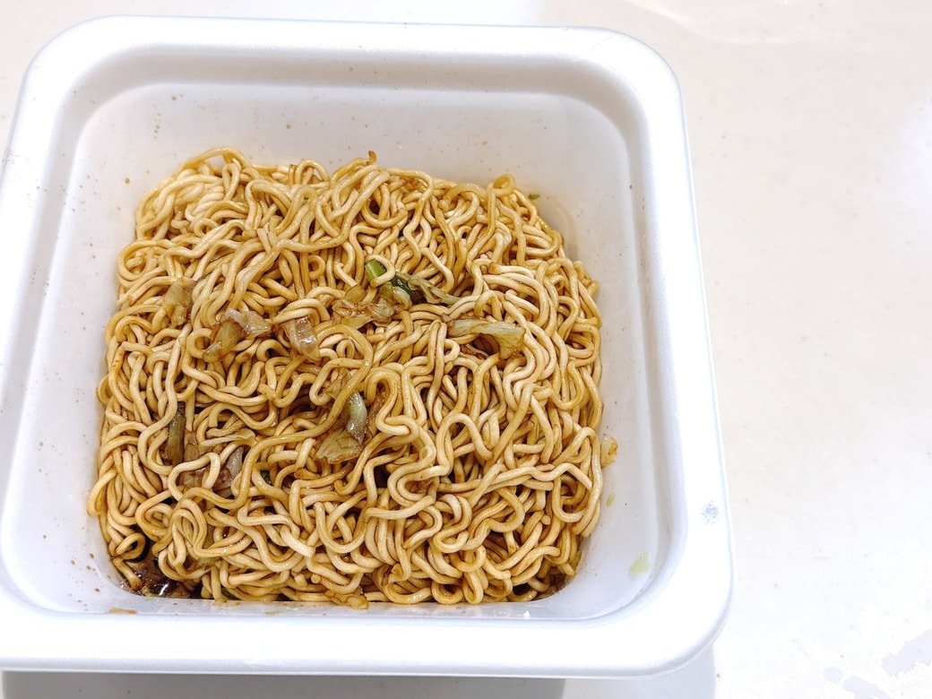 手順1.カップ焼きそばを作る