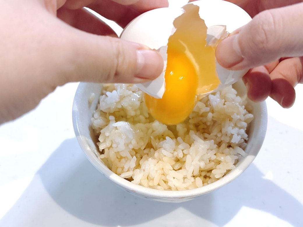 手順2.醤油ごはんに卵を割り入れる
