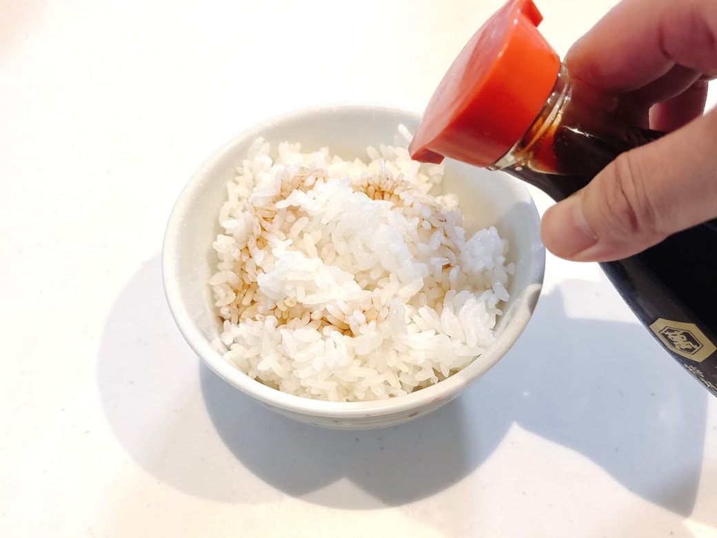 手順1.茶碗にごはんを盛り、醤油をかけて混ぜる