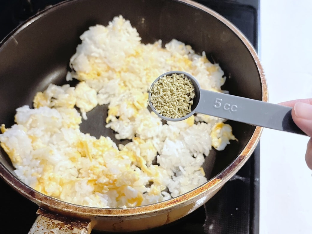 昆布茶と塩コショウで味付けする