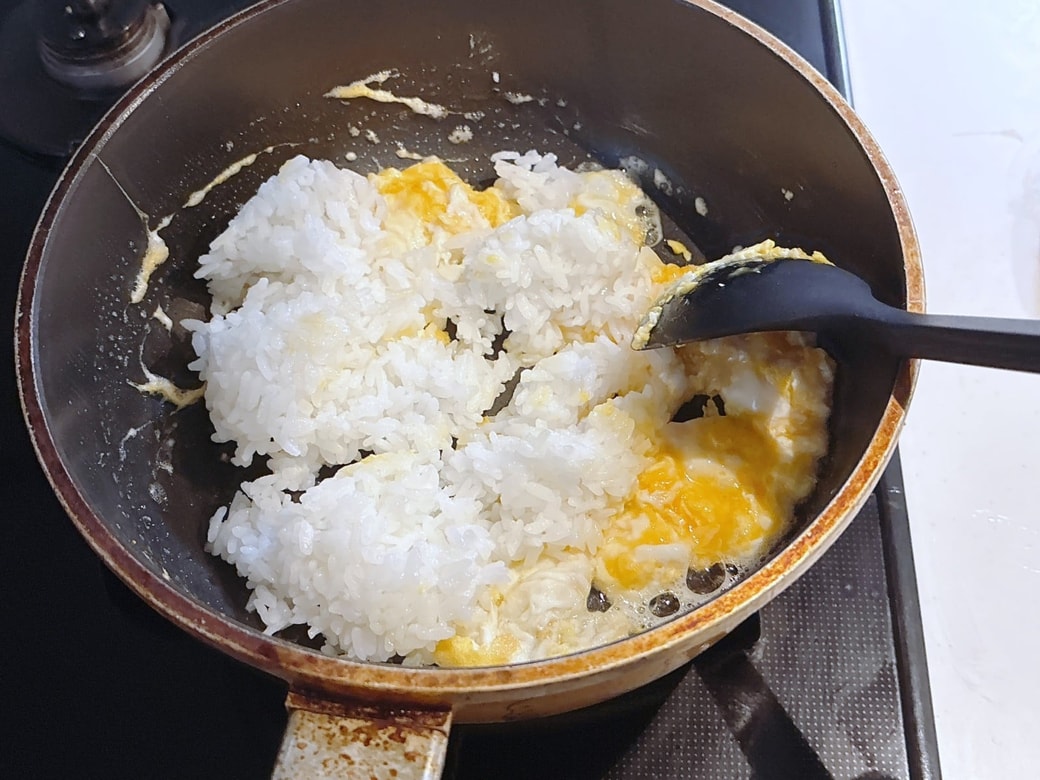 ごはんを加えてさらに炒める
