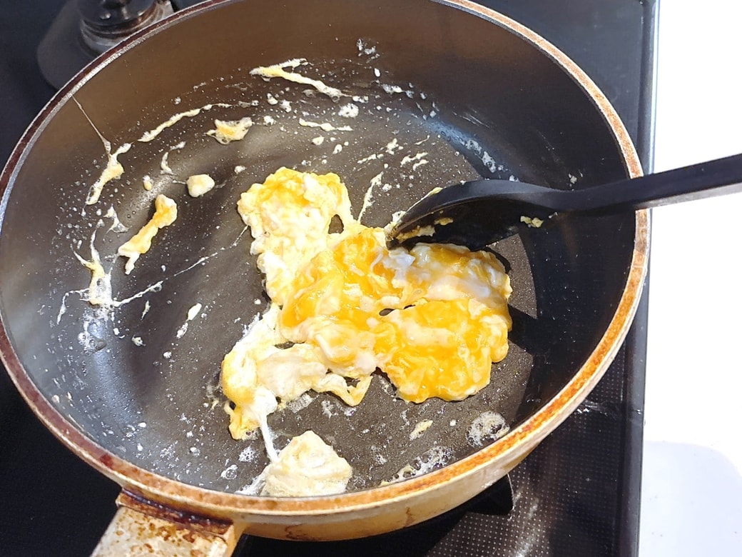 卵を半熟に炒める