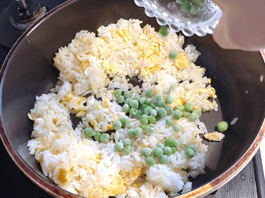 グリンピースをいれて全体を炒める
