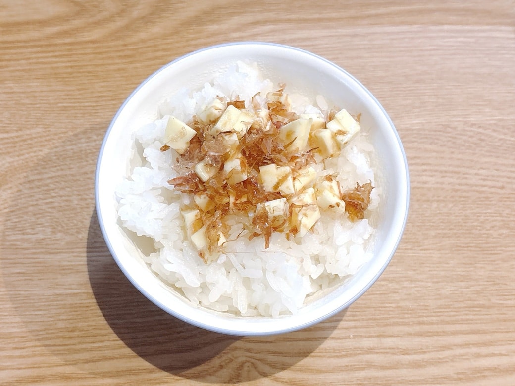できあがった「チーズおかかごはん」