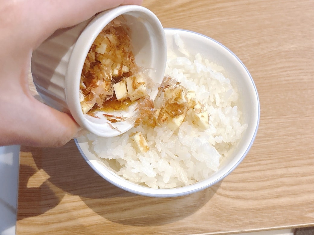ごはんの上にチーズおかかをのせる
