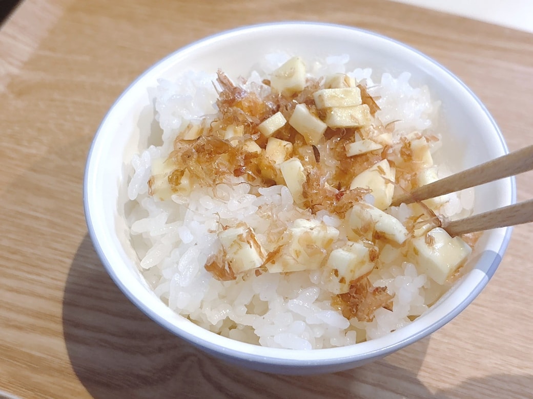 チーズのコクと塩味、そしてめんつゆとおかかのだしの風味があう