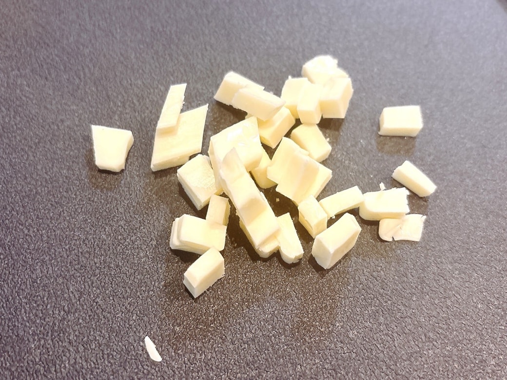 ベビーチーズは小さめにカットする