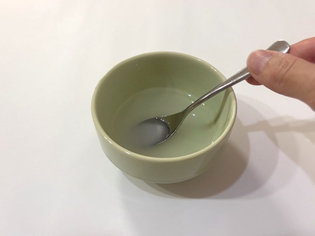 耐熱容器に砂糖と水を入れる