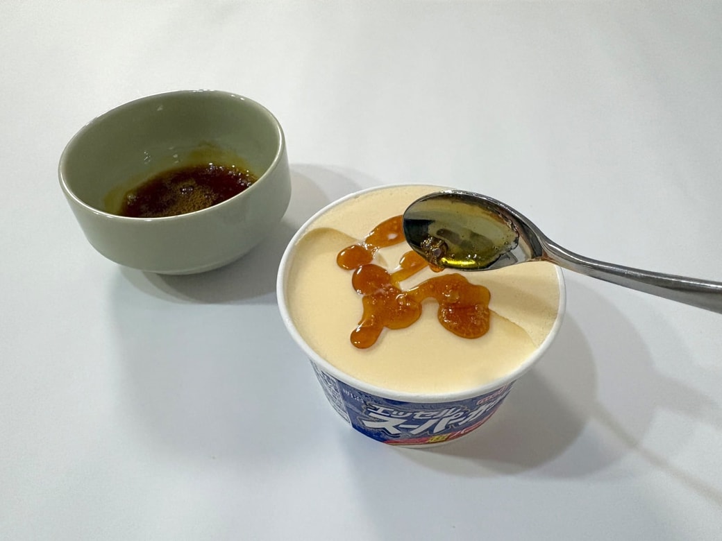 カラメルをバニラアイスにかける