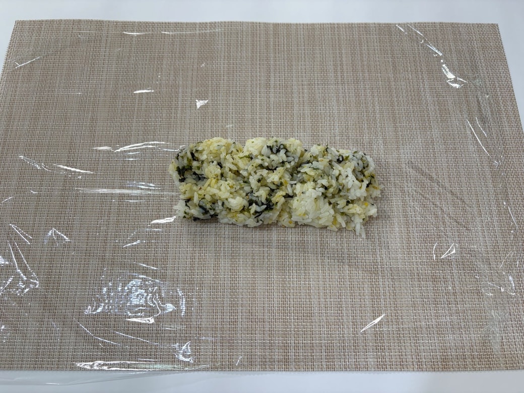 ラップの上にご飯をのせる