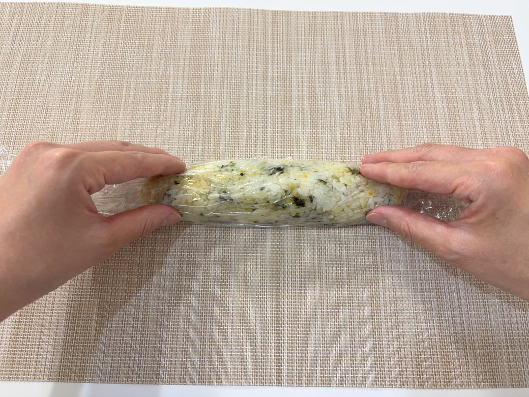 ラップを巻いて形を整える
