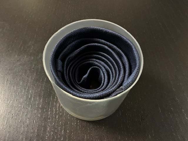 ネクタイを端からゆるく巻いていく