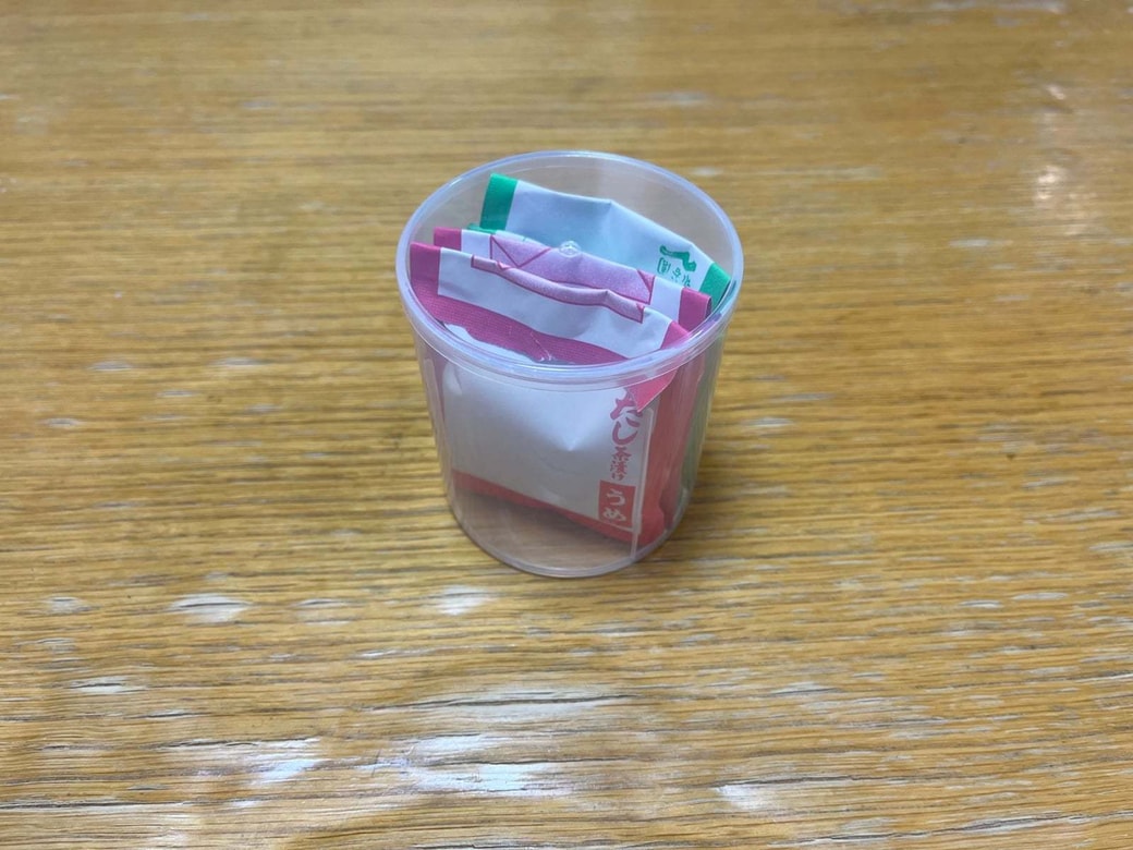 ふりかけを綿棒の空き容器に収納した様子