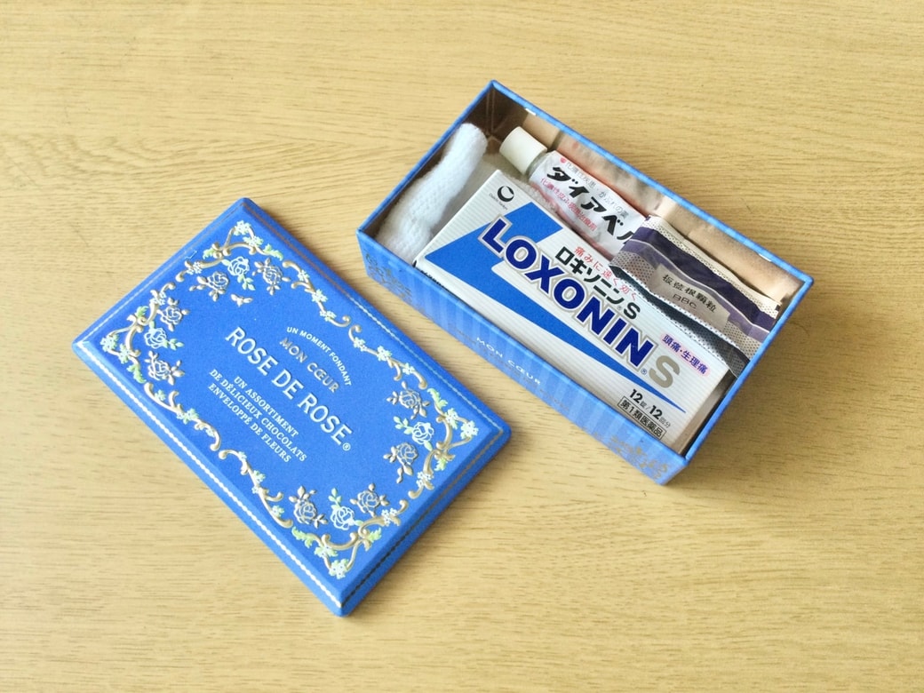 お菓子の缶に救急セットを入れる