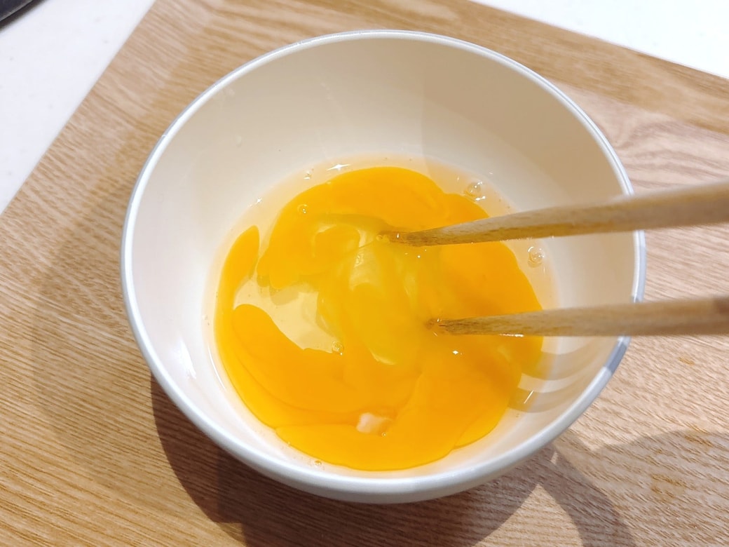 手順1.カップに卵を割り入れて、しっかり溶きほぐす
