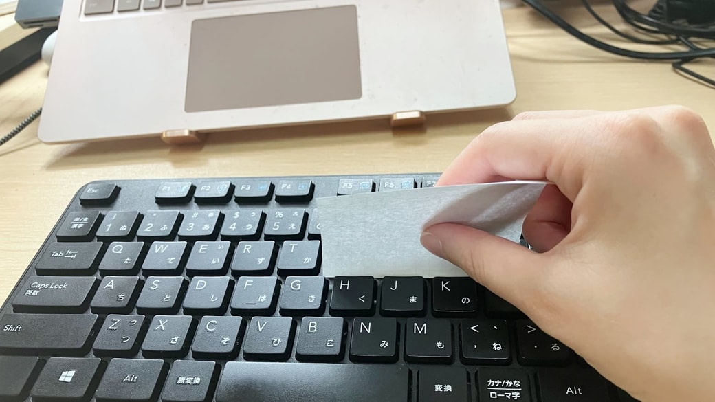キーボードの隙間掃除に付箋を活用