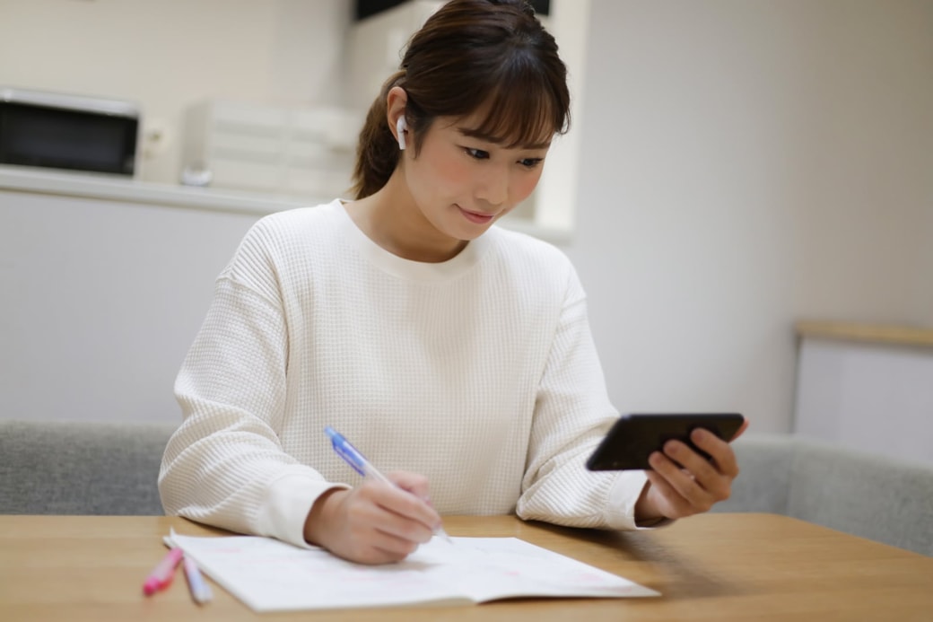 勉強している女性