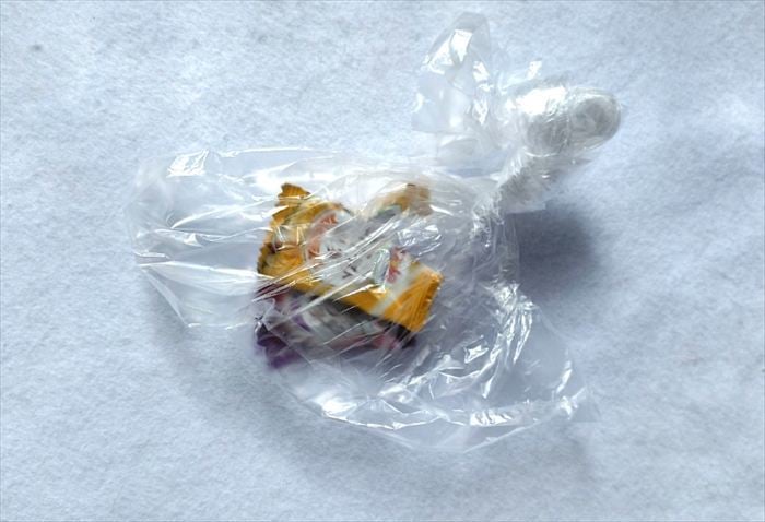 お菓子の袋を入れたところ