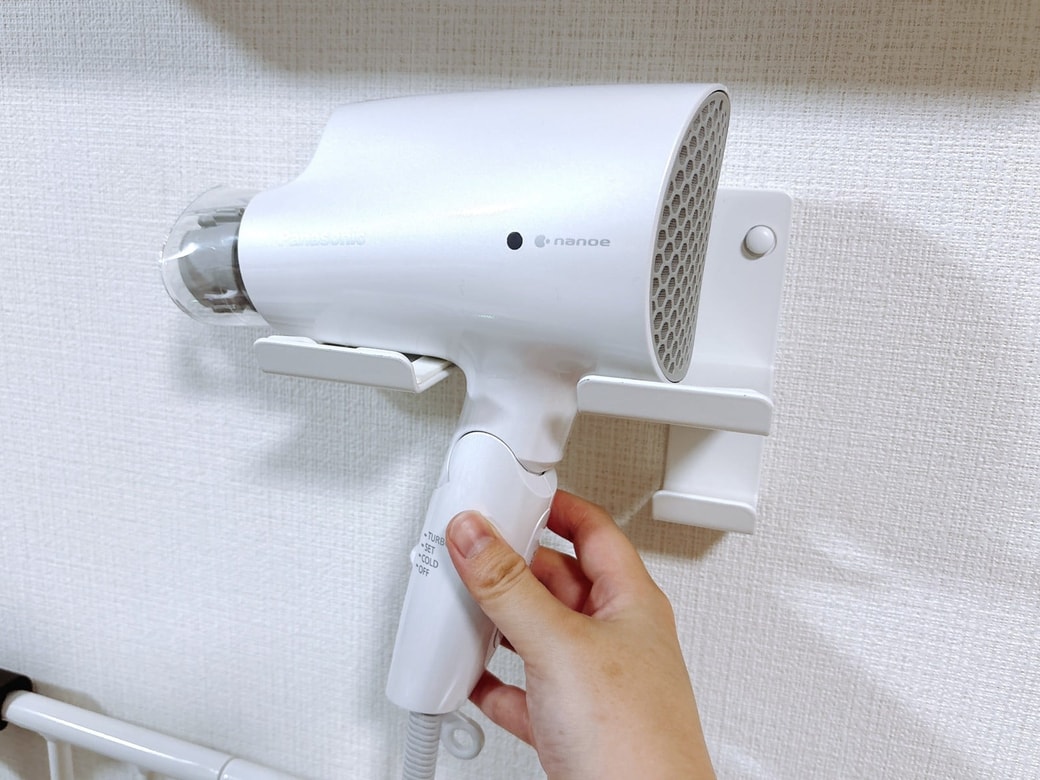 ドライヤーをホルダーにのせる
