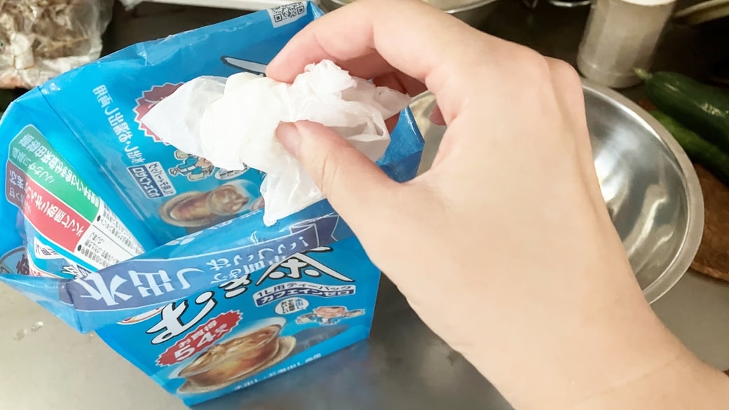 ゴミ箱にゴミを入れている様子