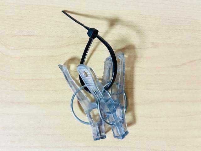 洗濯バサミ2個と結束バンド1本を用意する
