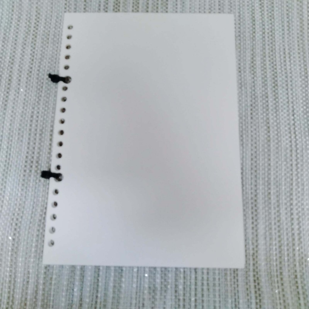 結束バンドでまとめたルーズリーフ