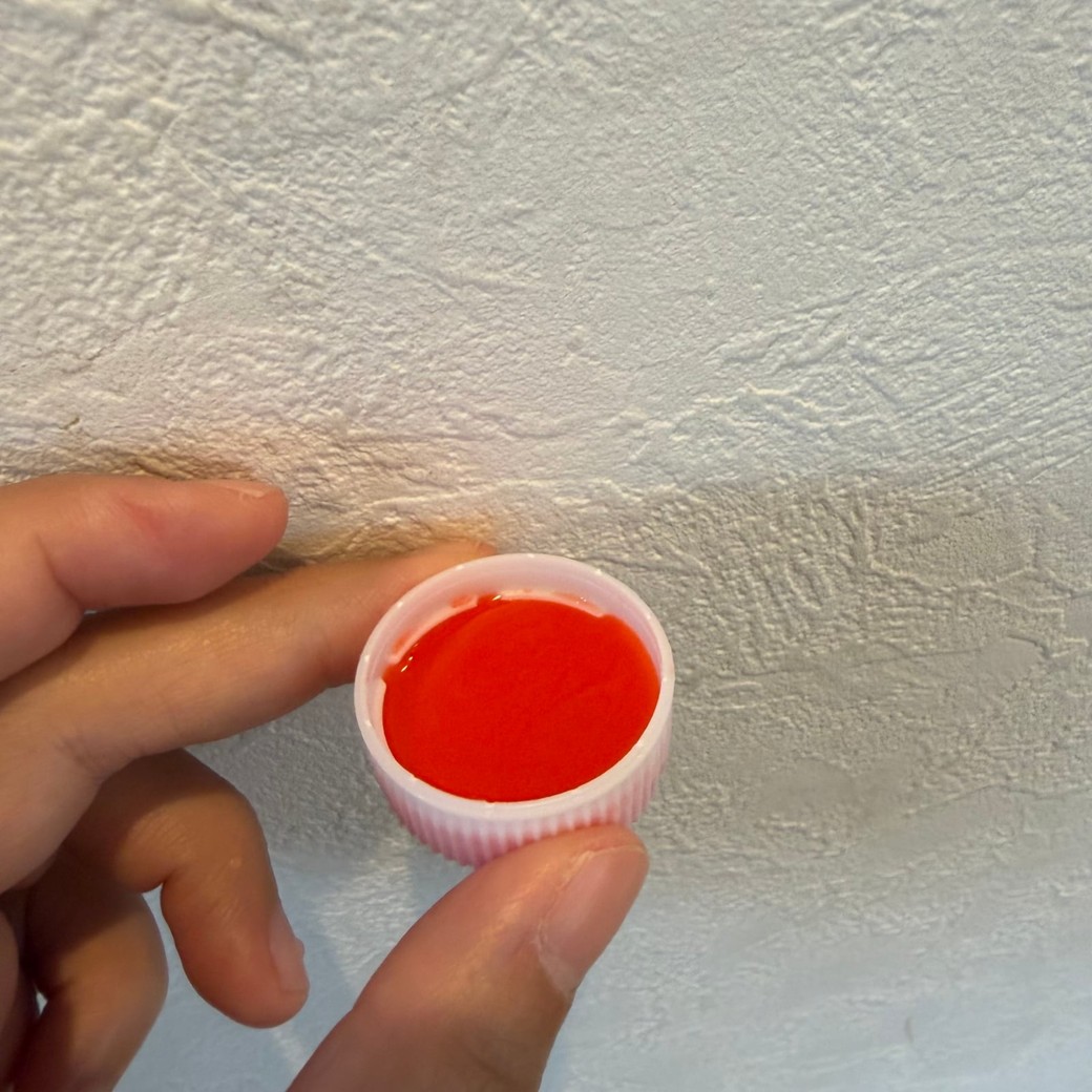 フタに絵の具と水を入れたところ