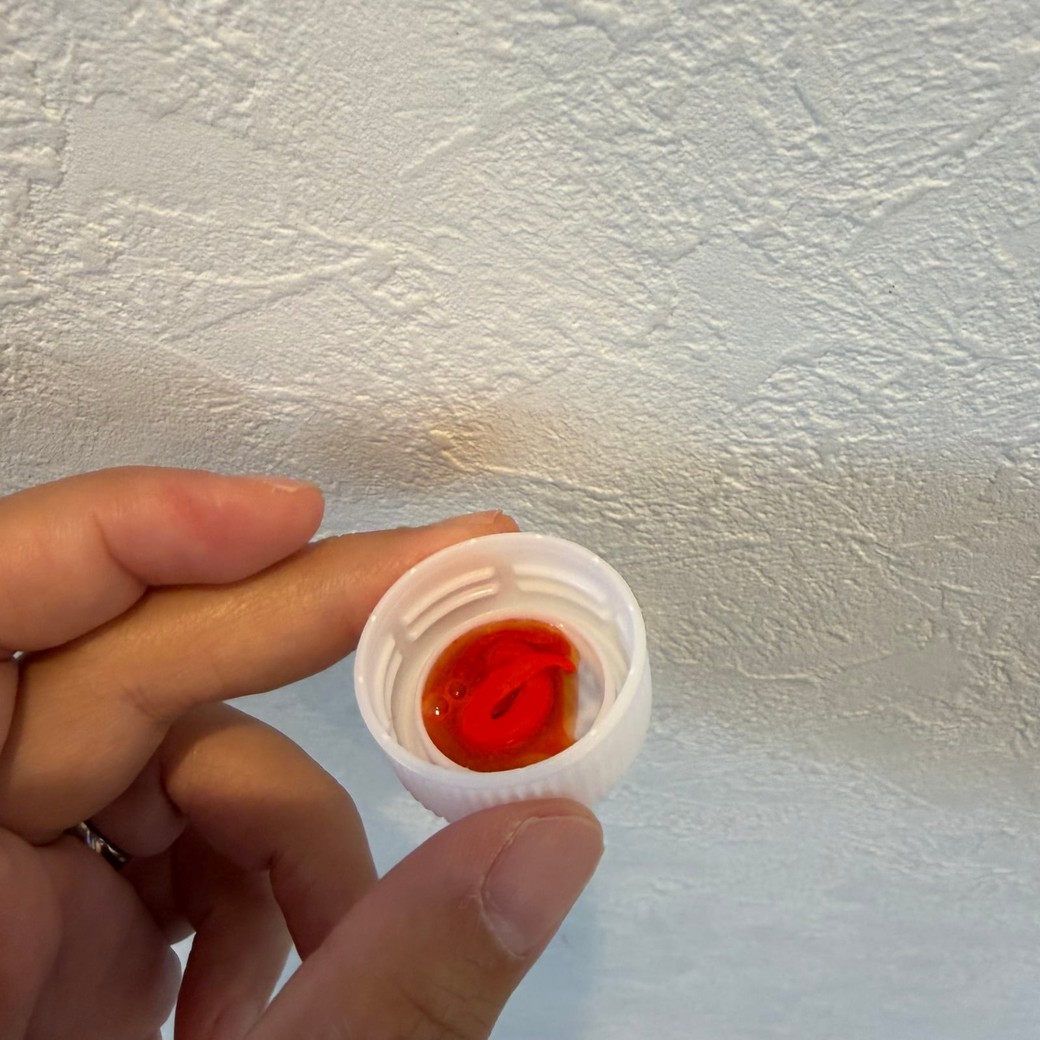 絵の具のパレットとして活用:ペットボトルのフタに絵の具を入れたところ