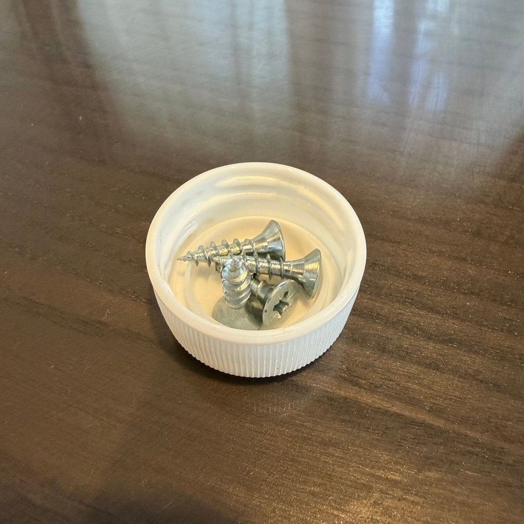ペットボトルのフタにねじを入れたところ