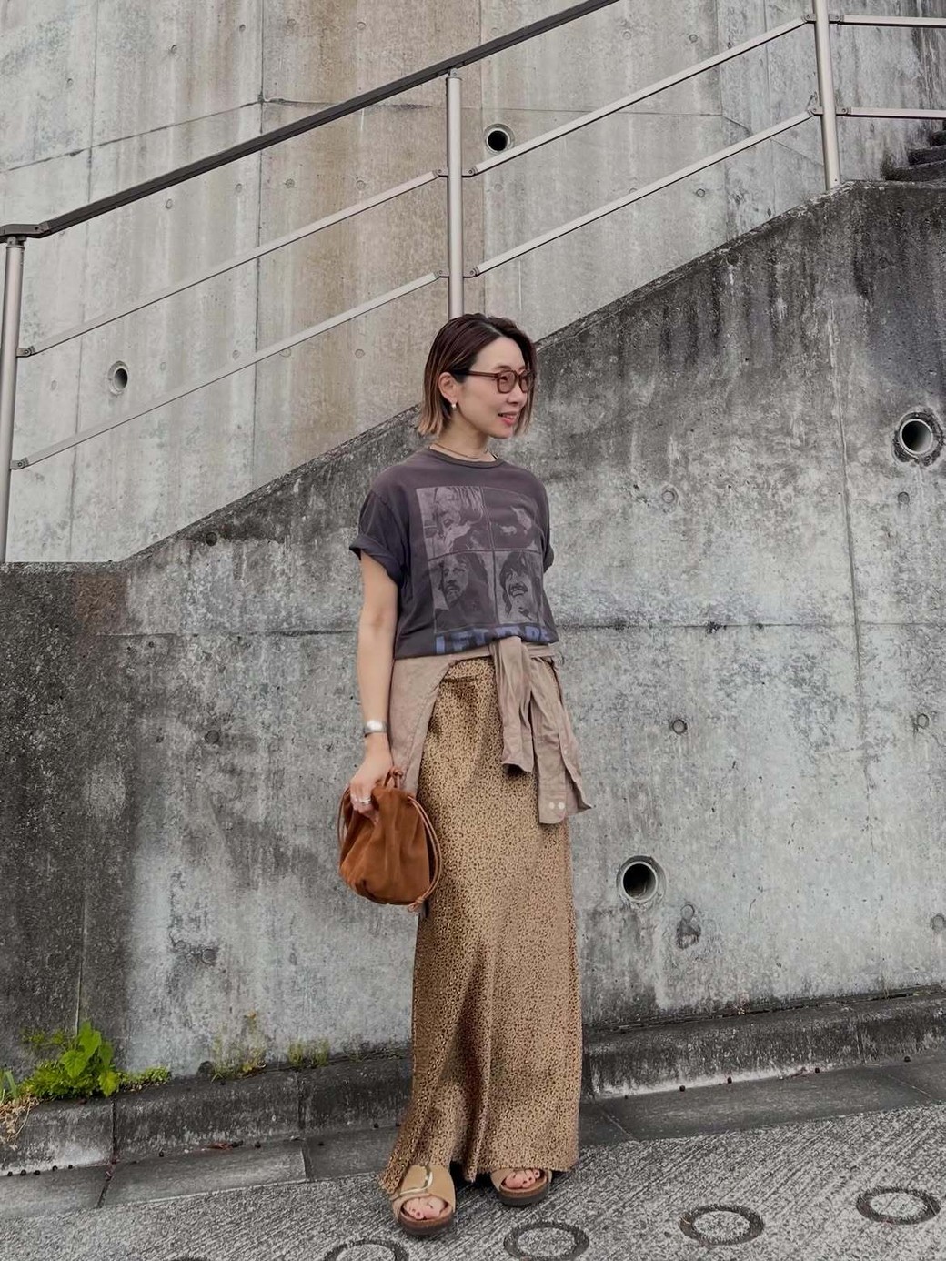 フォトTにヒョウ柄スカートを合わせた上級者コーデ。