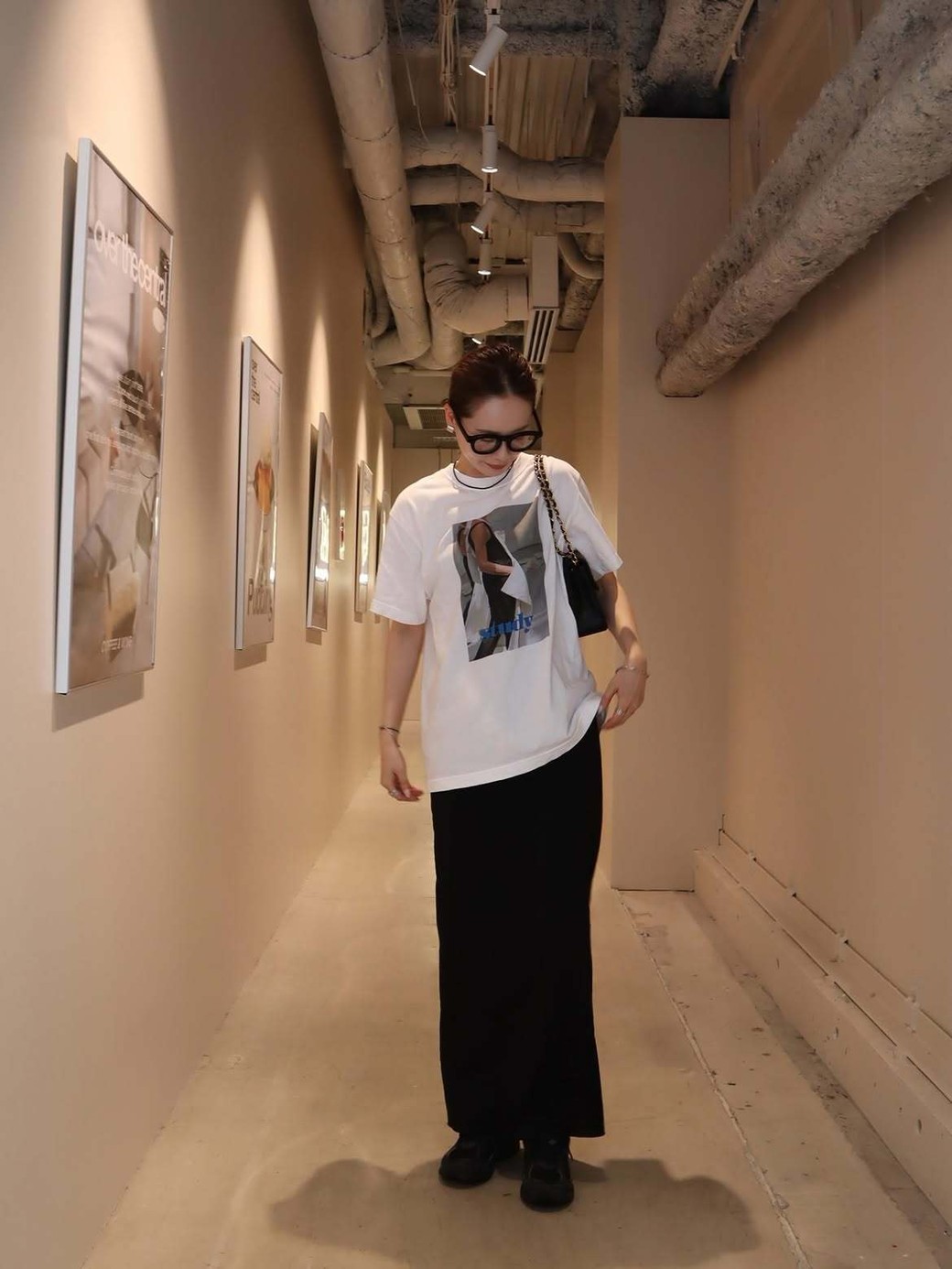 白のフォトT×黒ボトムスは失敗しない、鉄板コーデ。