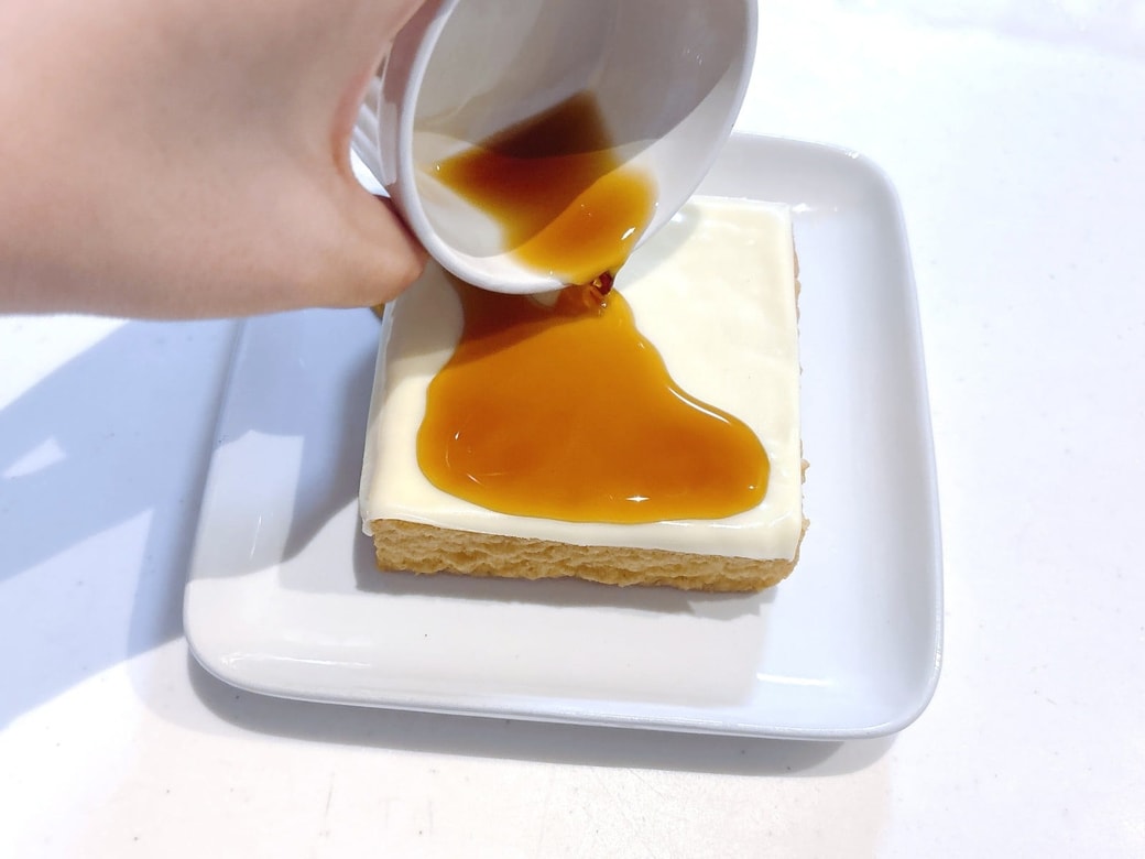 厚揚げチーズのめんつゆをかける