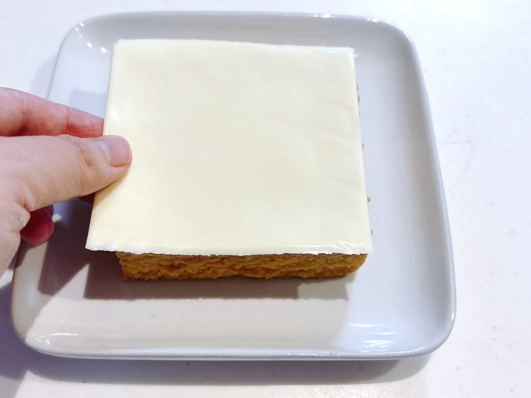 厚揚げにチーズをのせる