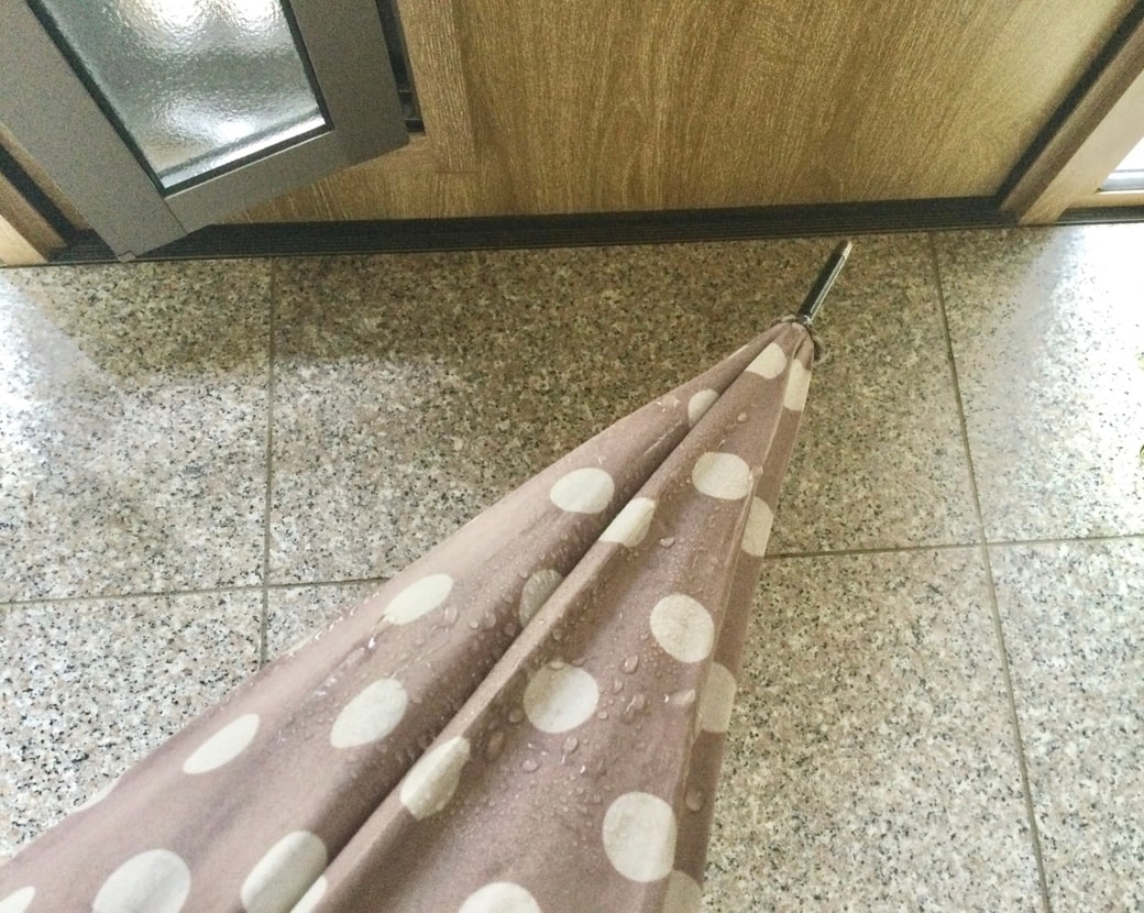 濡れた傘