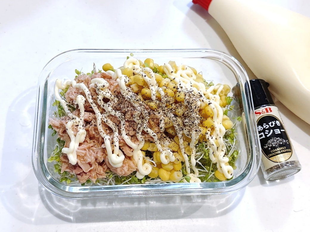 手順2．ボウルや容器にブロッコリースプラウトを入れ、ツナ缶・コーン・調味料と合わせる