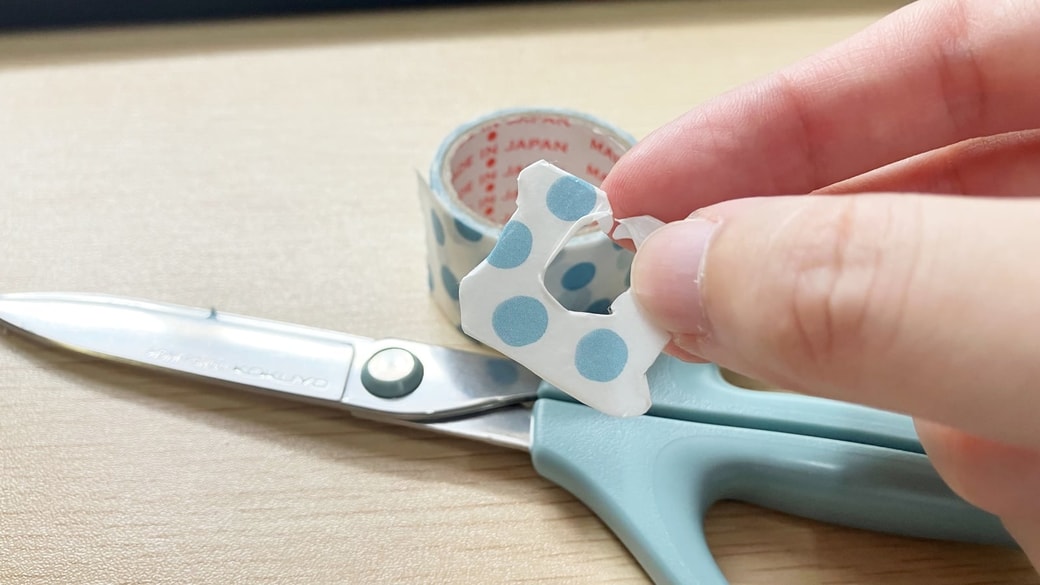 パンの留め具にマスキングテープを貼った様子