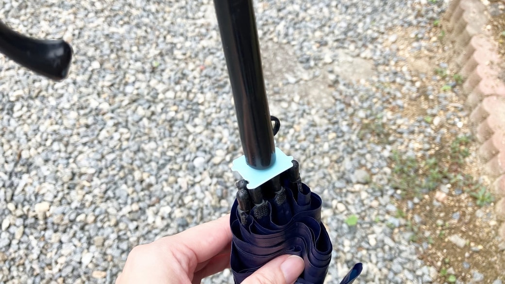 パンの留め具を傘の持ち手部分に取りつけた様子