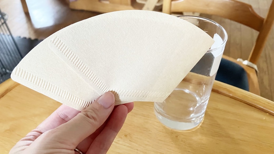 コーヒーフィルターとガラスコップ