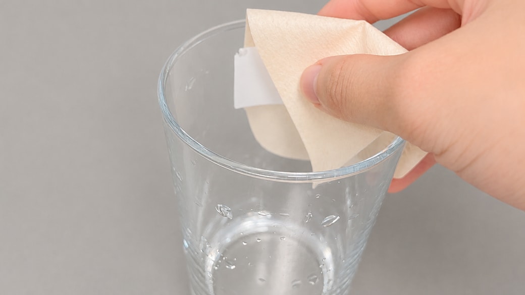コーヒーフィルターで乾拭きしている様子