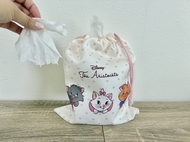 用意した巾着袋の中にトイレットペーパーをそのままコロンと入れるだけ!