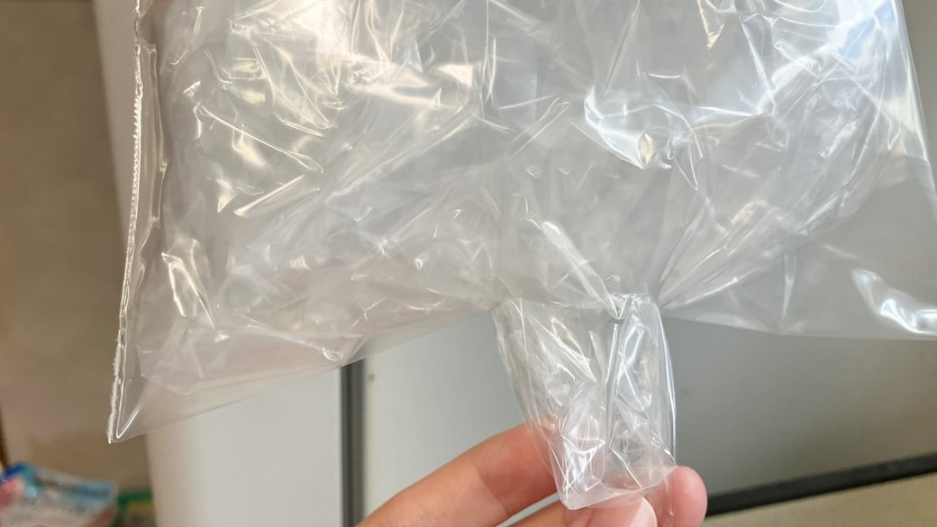 ポリ袋を取り出している様子
