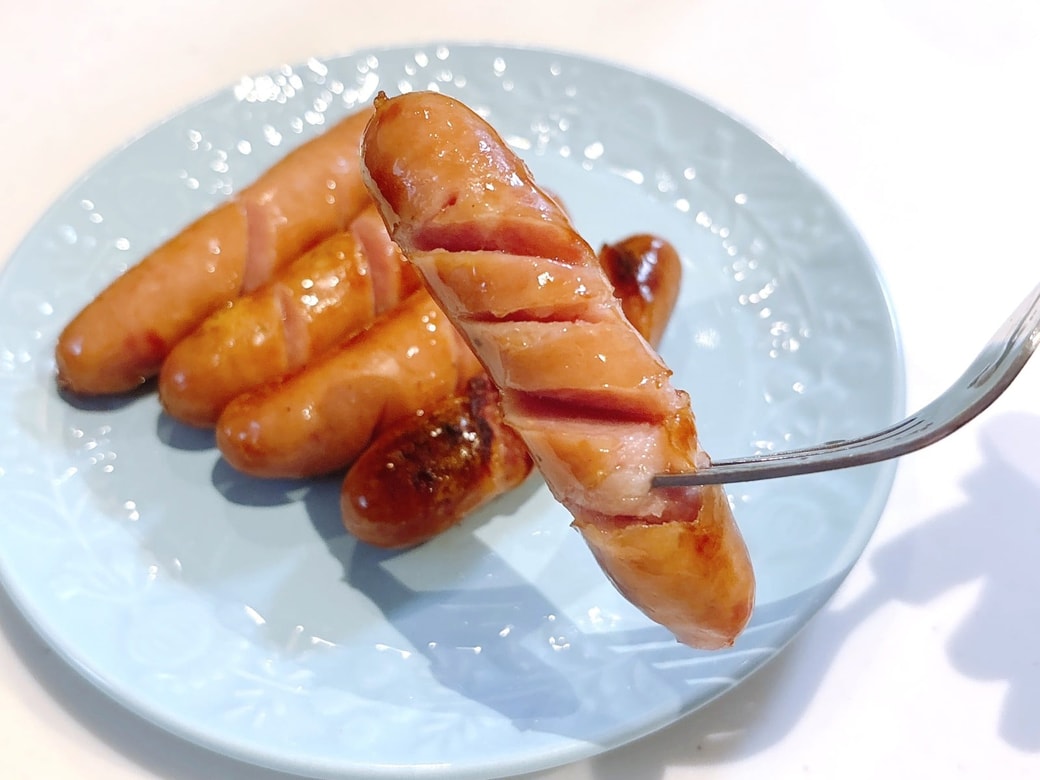 パリッという音とともに、肉汁がジュワッとはじける